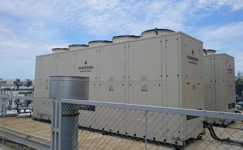 Rij luchtgekoelde chillers op een dak