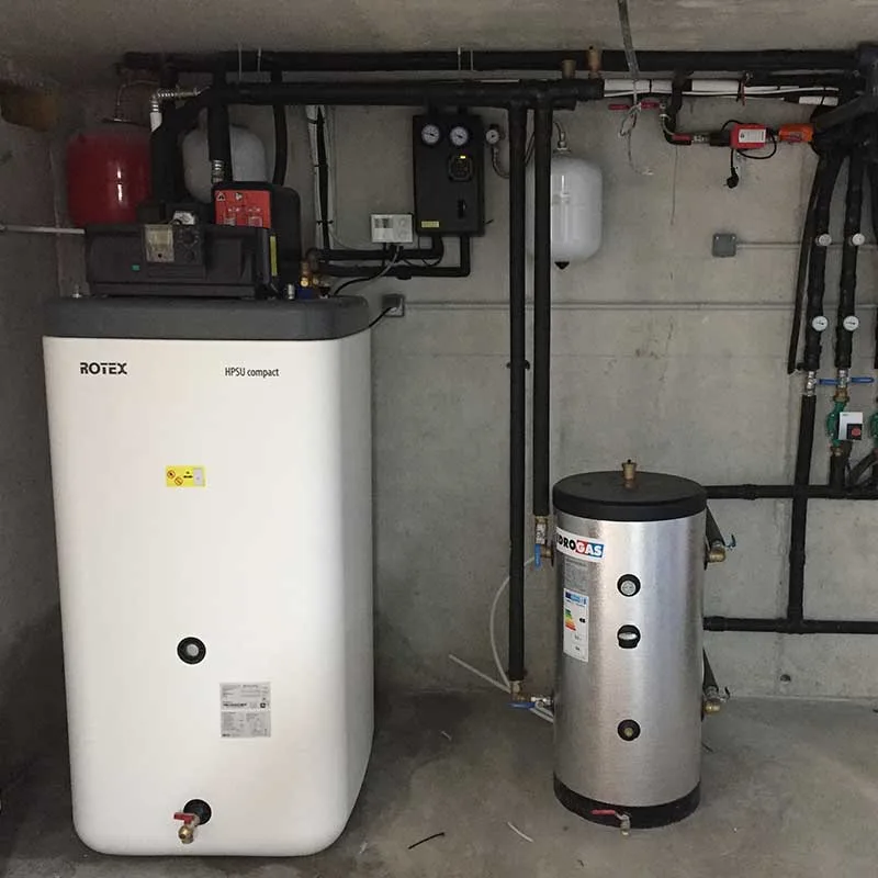 Rotex-unit en buffervat in een technische ruimte