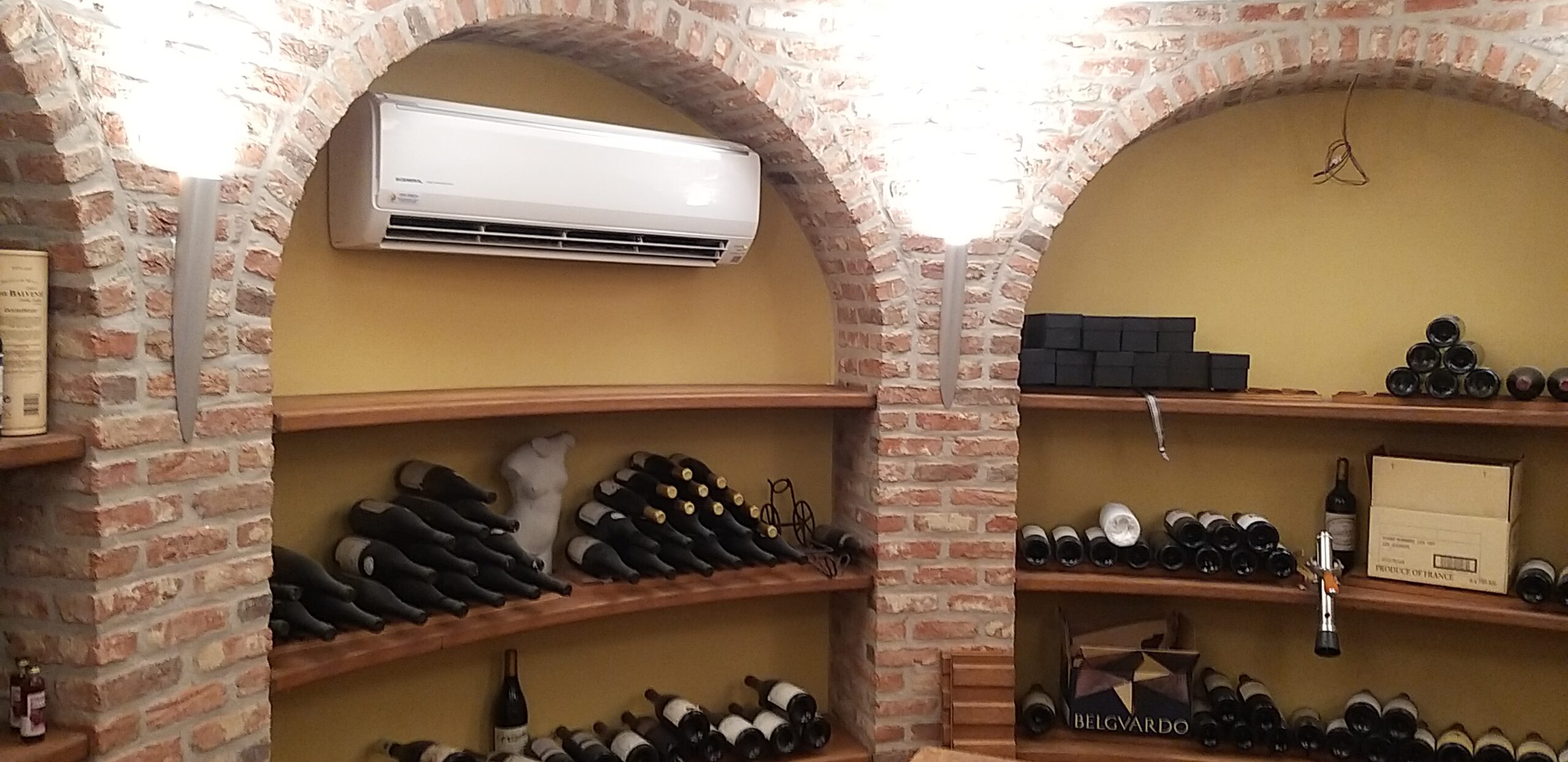 Wandairco boven wijnrekken in een bakstenen boog